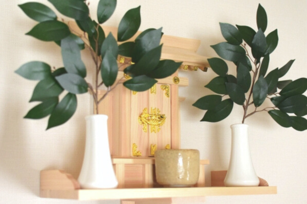 神棚へのお供えの配置 置き場所 や方角、順番を画像で解説！仏壇は同じ部屋に置ける？神棚の正しい方角や祀り方、掃除のコツもSUUMOお役立ち情報