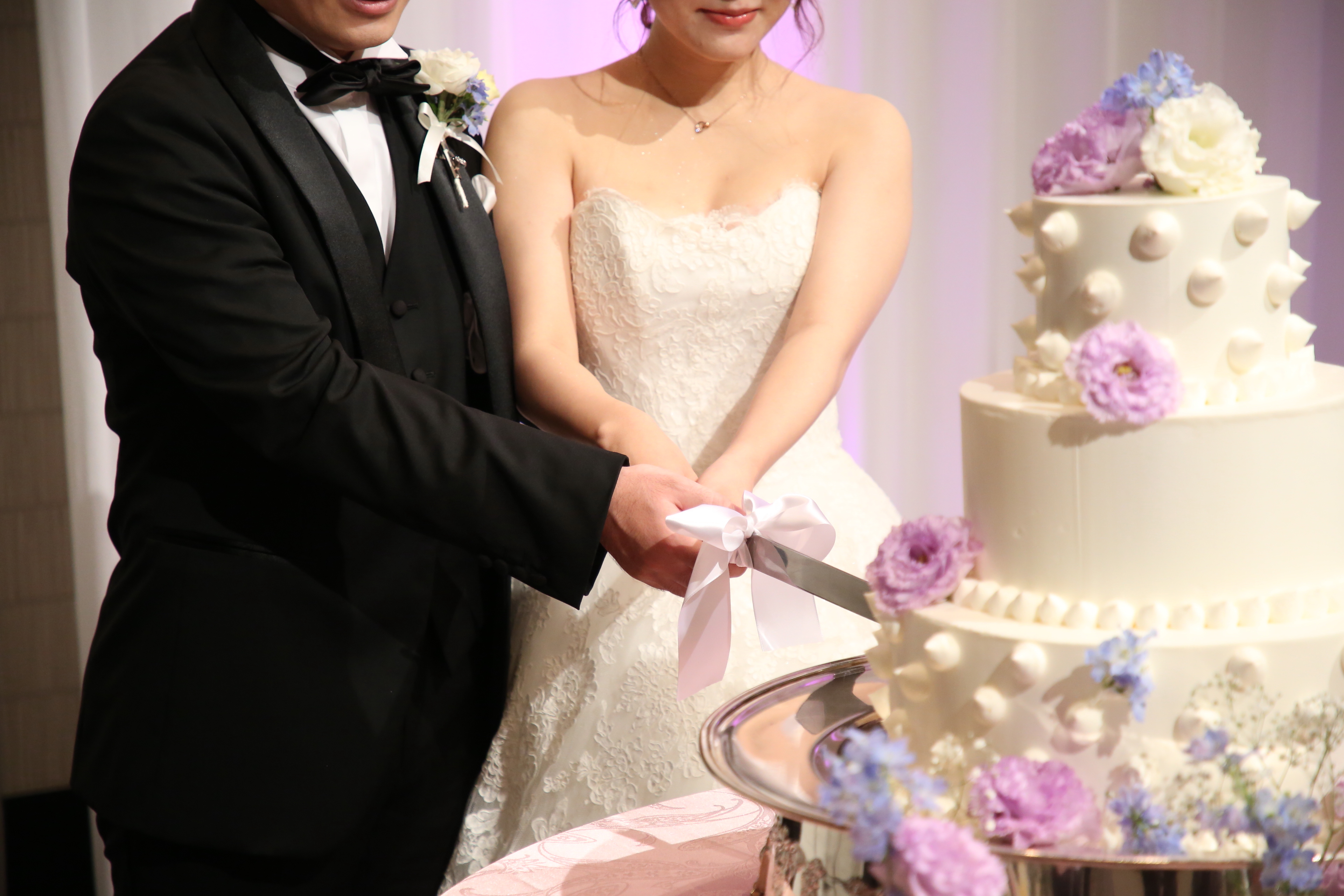 結婚式 ケーキ入刀 で使う人気ウエディングケーキ5選！ケーキ入刀の意味から段取りまで紹介。トキハナmagazine