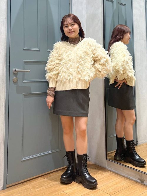 ゆるい雰囲気の大学生ファッション女子イラスト・フリー素材なら「シンテリ」