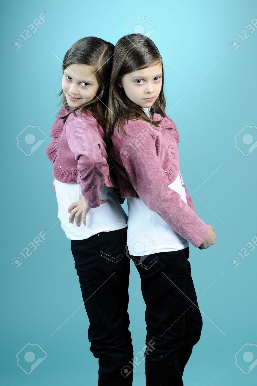 ポーズする１４歳女子双子 10990004863 の写真・イラスト素材アマナイメージズ