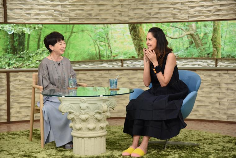 森泉 個性的な母のトンデモ行動 道端で見知らぬ人にお金貸す「困っている人は助ける、これが森家の信念」 - スポニチ Sponichi Annex 芸能