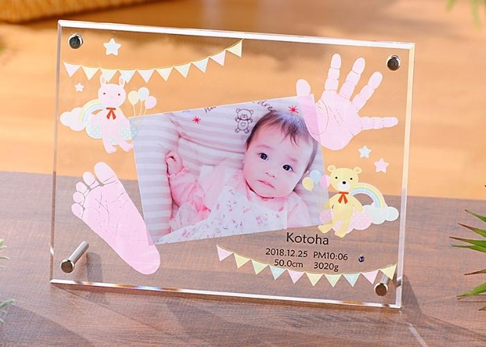 1歳のお誕生日記念に、キラリ手形アート を作りました💫 両手両足で、より記念に残るカタチに💖手作りマステシールもご準備して、おしゃれでかわいく仕上がりました☺️✨ 最後、作品を見てにっこり微笑んでくれたのが嬉しかったです💓ご参加ありがとうございました