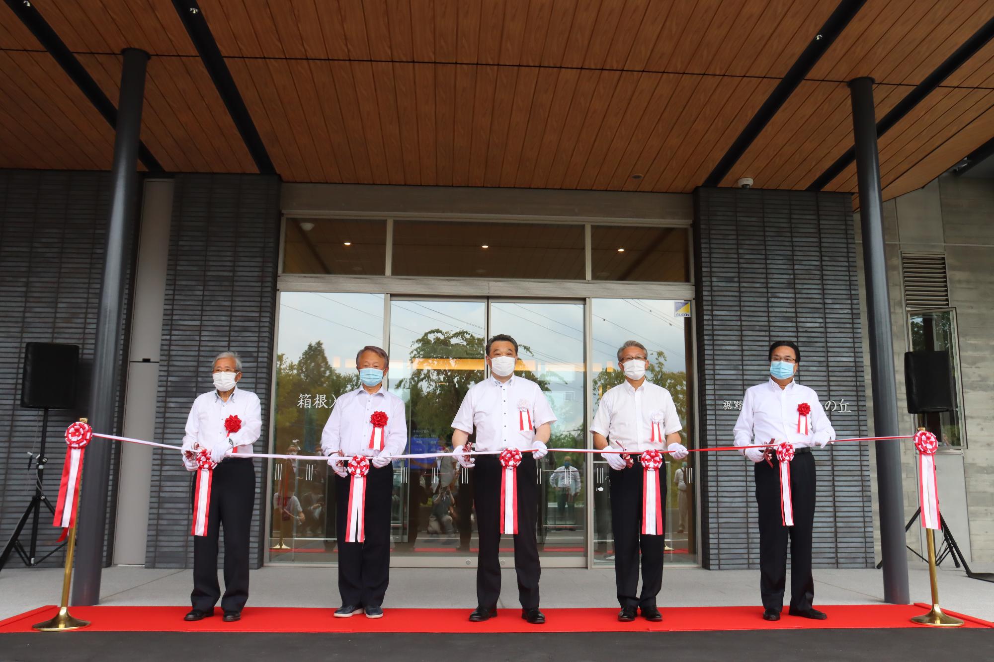 🍁麗峰苑祭りin八幡平市🏮外はあいにくの雨でしたが、会場はみなさんの笑顔でいっぱいでしたジャガイモやさつまいもの販売などがあったりで秋を感じて来ました♪ 楽しがった☺️ ご苦労さん😊たくさんお声かけ頂き、こちらも楽しく披露できました。 また来年も来