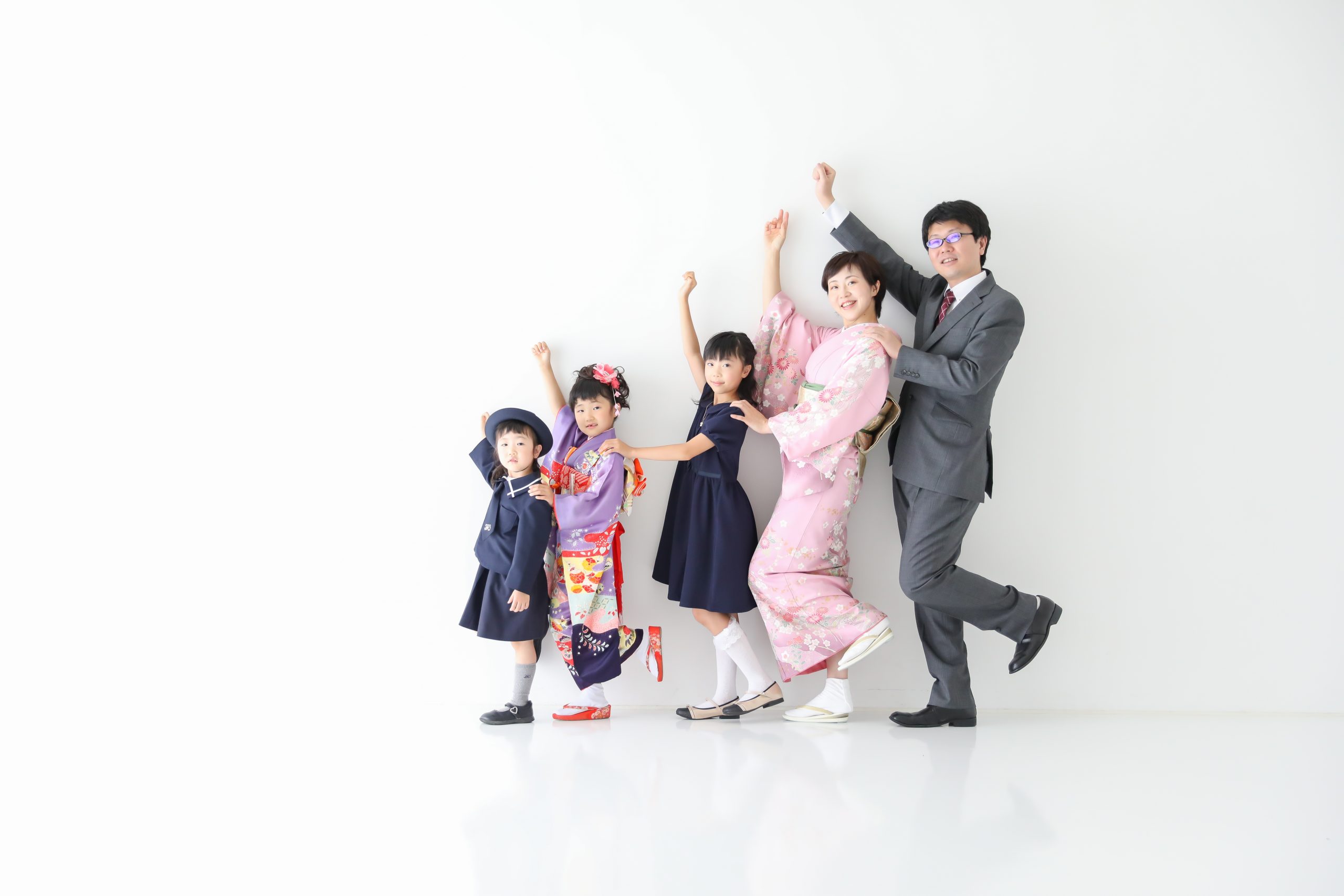 ほっぺにチュー！愛情たっぷりの家族写真ポーズアイデア - 熊本のレンタル撮影スタジオ C STUDIO