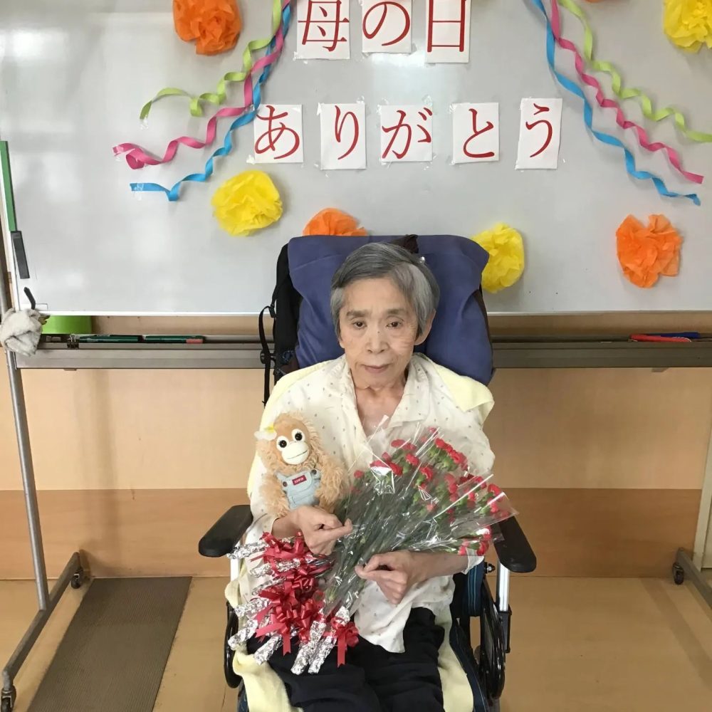 あずみ苑スタッフぶろぐレオパレス21グループの介護施設 : 母の日のお祝いをしました 市原市「あずみ苑ラ・テラス市原」