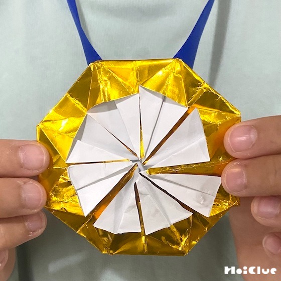 卒業シーズン到来🎓✨🌸, 去年の卒園式で、お世話になった先生にプレゼントしたらとっても喜んでもらえたよ💕,クラスのみんなで1つずつ折って、まとめれば花束になるよ💐✨, 先生やお友だちに感謝の気持ちを込めて 🫶,おりがみ折り紙手作りおもちゃ卒業おめでとう卒業祝い卒園おめでとうおりがみの花jkの素敵な思い出タイムリミット女子高生卒園式卒業式