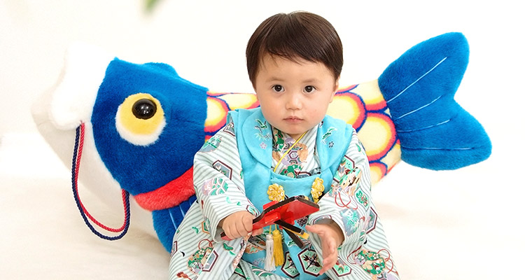 男の子の初節句のお祝いは何をするの？はじめての端午の節句にやることとはスタジオキャラット七五三・お宮参り・成人式・マタニティフォトの写真撮影