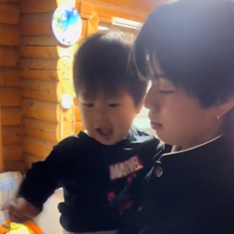 いや、顔整いすぎだろ」と話題になった双子赤ちゃん→3年後予想を上回る“現在の姿”に驚き「モテ確定すぎる」 1 3育児 ねとらぼ