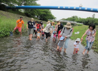 みんな大好き水遊び⁡ おはようございます 連休の川遊びで筋肉痛の、ともこです😆 ⁡ ⁡ ⁡ 連日暑い日が続きますね💦 ⁡ ⁡ ⁡それでも子どもは元気！！ ⁡ ⁡ ⁡⁡ 見守るママも、涼しいのがいいー！ ⁡ ＼ ⁡ ⁡ ⁡ 公園好きの我が家の娘 ⁡ ⁡ ⁡この暑さの中、公園遊びは