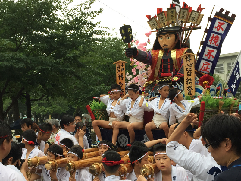 博多祇園山笠 「おいさー！」千代流の子供山笠勢い水を浴びて2キロのコースを元気に駆ける