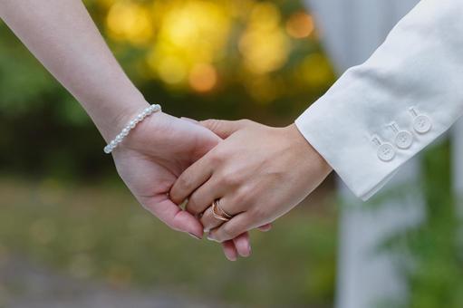 外で手をつないでフルショットカップル無料写真