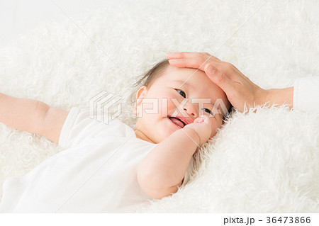 頭を触るイラスト無料イラスト・フリー素材なら「イラストAC」