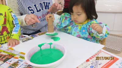 はらぺこあおむし製作 ～西新井南園・すみれ組～ – 足立区・品川区・墨田区の東京都認可・認証保育所 たんぽぽ保育所グループ