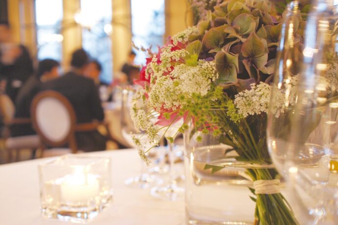 和モダンな会場装花～色とりどりのダリア・マム・実もので深まる秋を表現～ センスあふれるフラワーギフト☆日本橋花屋 アクトフラワー