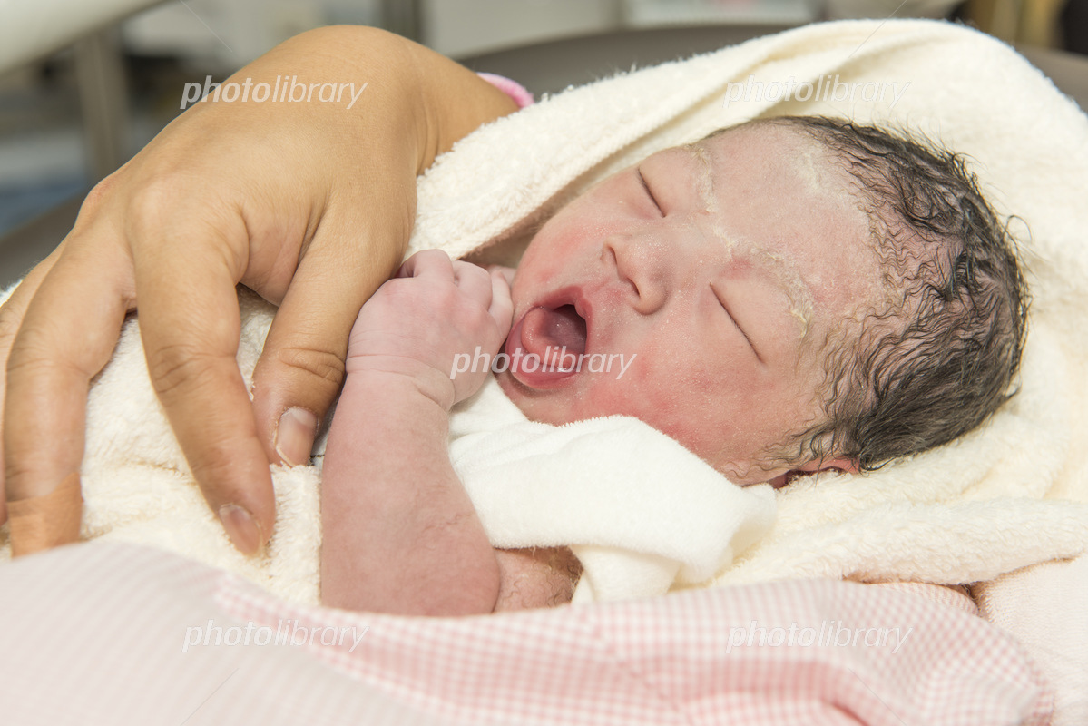 生まれたての泣いている新生児 の写真素材68996979- PIXTA