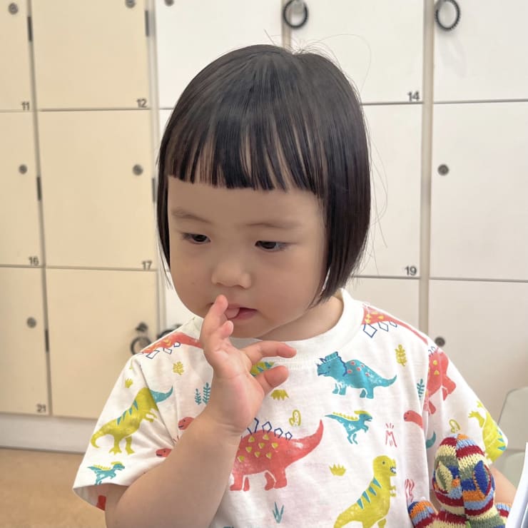 オン眉のキス顔であざとさを見せる２歳児の女の子の写真・画像素材-Snapmart スナップマート