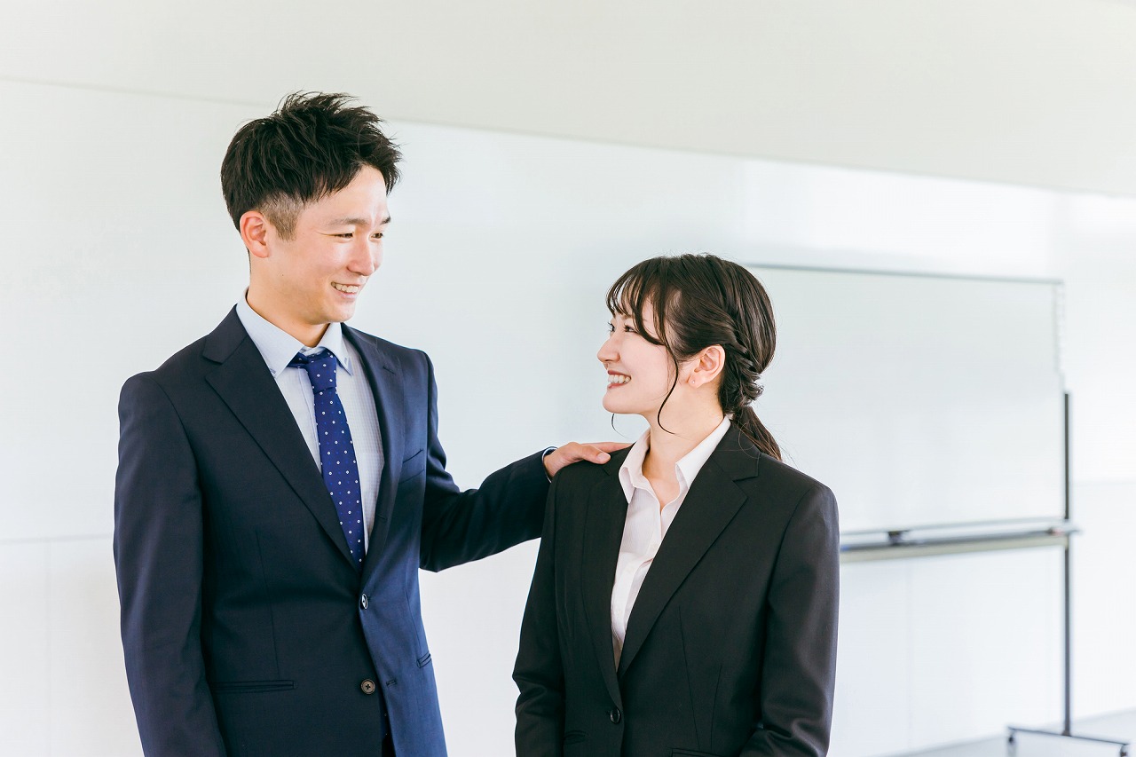 肩を抱く相手の心理とは？ 急に肩を抱かれたときの対処法なども紹介Oggi.jp