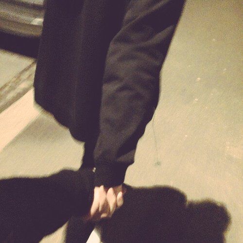 手を繋ぐ高校生カップル 02299002832 の写真・イラスト素材アマナイメージズ