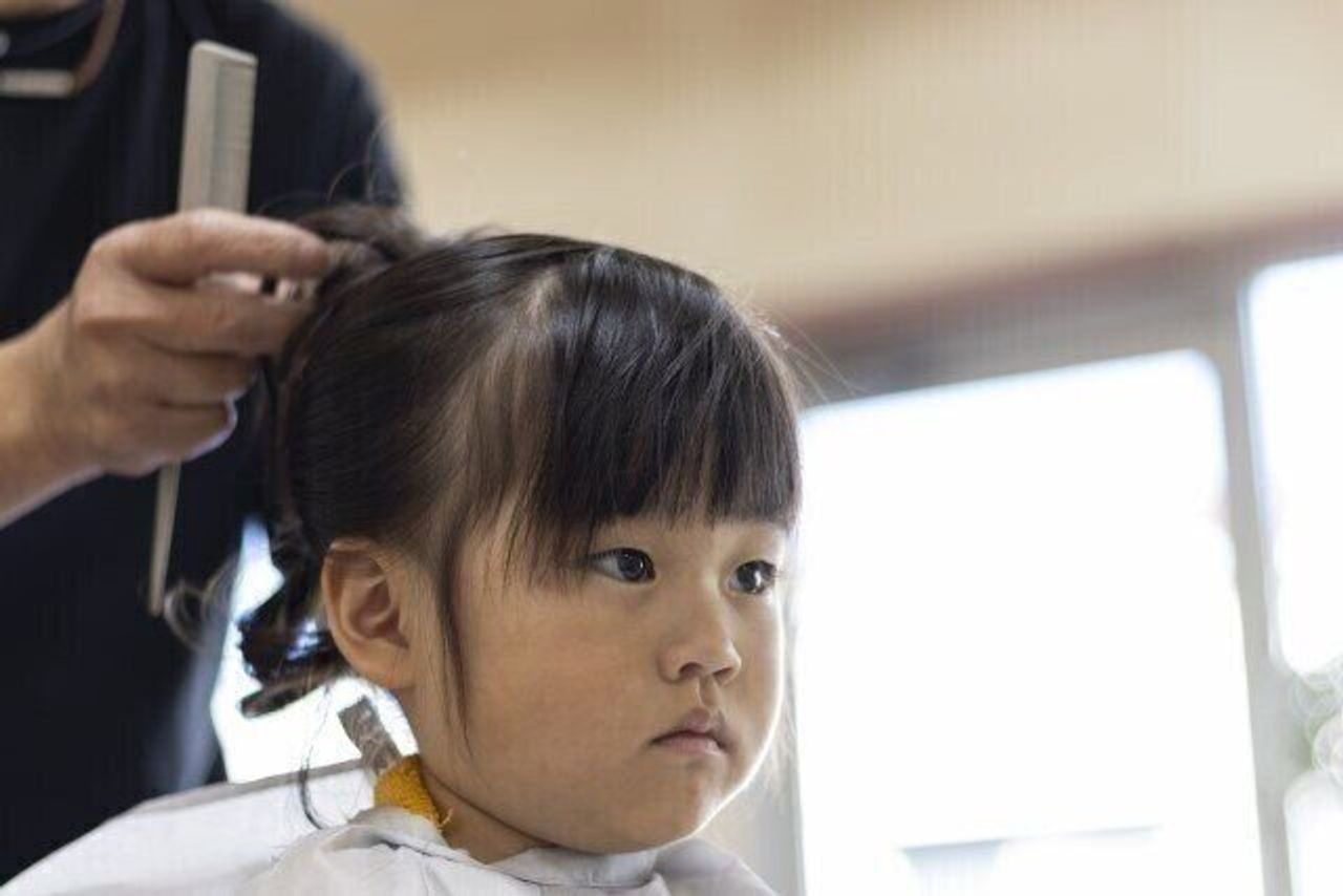 子どもの前髪の切り方！ママが簡単にできる方法は？伸ばしかけアレンジも3ページ