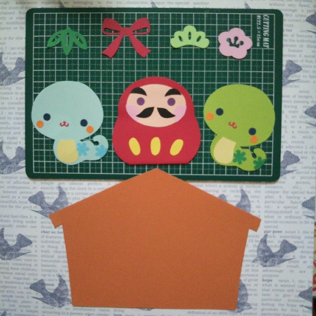 第二朝霞岡園 2歳児 1月制作はだるまと絵馬にしました！！だるまは初めて1人でハサミに挑戦✂️何度か一緒に行ってきたので、上手に切れました☺️だるまの顔のパーツの位置の理解も出来てきて、大きな成長がわかります✨絵馬はお家で保護者の方と一緒に書いてきて頂き