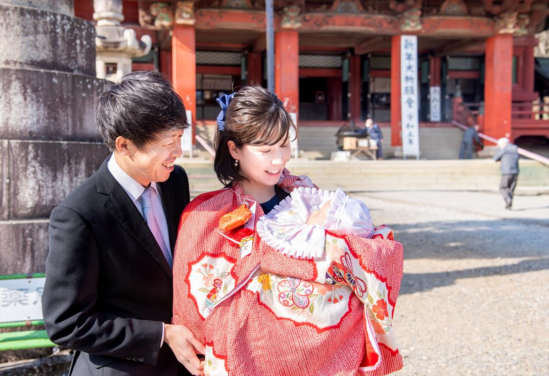 お宮参りの赤ちゃんの着物は誰がどこで用意する？費用や着せ方もお宮参りレンタル衣装は晴れ着の丸昌