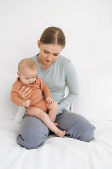 父親の膝の上に座って抱きつく赤ちゃんの写真素材FYI01796261ストックフォトの Qlean Market キュリンマーケット