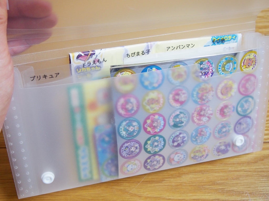 100均アイテムで子どものシール収納。シチュエーション別アイデア4選&あんふぁん