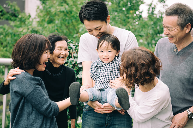 フォトスタジオで我が家らしい家族写真が撮りたい方へのユニークなアイディアをご紹介！ - コラムライフスタジオ