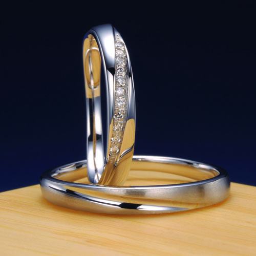 雅-miyabiｰ®︎ 二世の契り-にせのちぎり- 〜来世まで連れ添う約束〜センターダイヤを、アームで優しく包み込むようにセッティングされた、伏せ込みタイプの婚約指輪です💍内側は、まるでお互いに指切りをしているようなデザイン🤲🏻💕 爪がないので引っかかりがなく