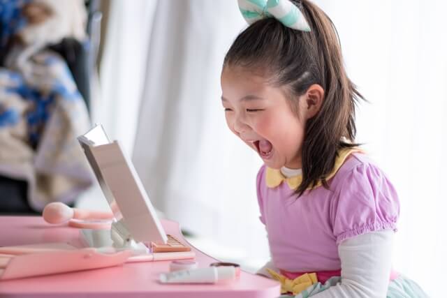 腕を上げて笑う赤ちゃんの男の子、高い椅子に座って、うれしそうな表情、ビームの笑顔、手を差し伸べる、暖かい家のインテリア。かわいい幼児は食事の時間を楽しんだり、子供との交流を楽しんだり、家庭の雰囲気を招待したりします。」の動画素材 ロイヤリティフリー