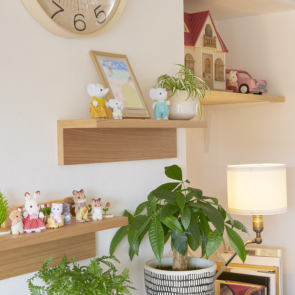 お部屋の壁にディスプレイスペースを作って、シルバニアファミリーのお人形や家具を飾ってみました✨色々な家具を飾ると、にぎやかでとっても楽しそうな雰囲気になりますよ♪シルバニアファミリーシルバニアsylvanianfamiliescalicocritterssylvanianドール