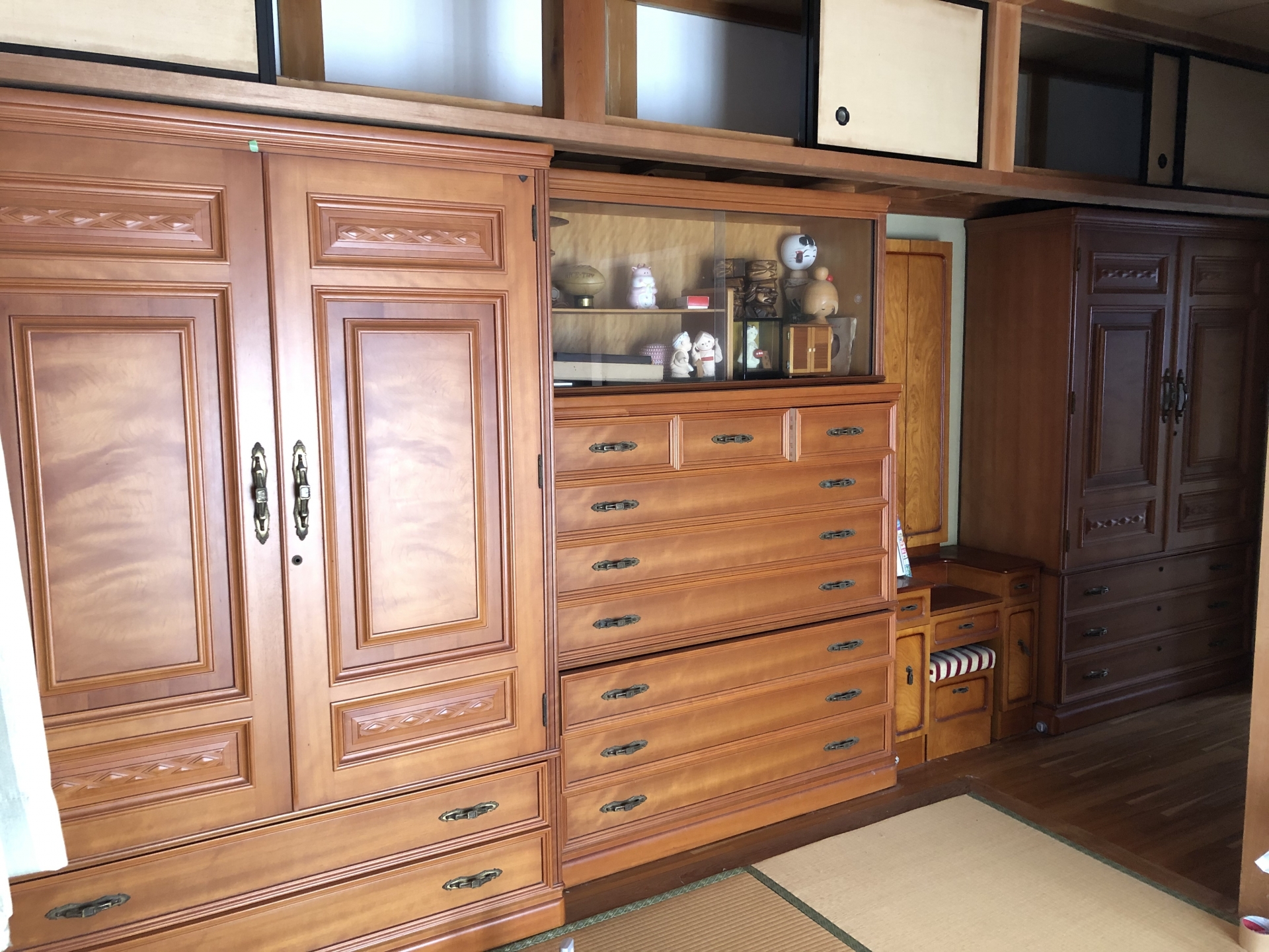 婚礼箪笥をドレッサーにリメイク!ご希望のサイズにリサイズし、脚をとつまみを取り付け。アンティークホワイトにペイント仕上げ。ラフジュ工房