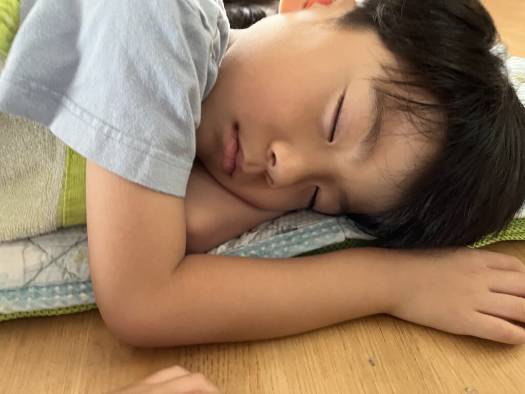 可愛い寝顔 – こども写真館・写真スタジオはアンズガーデン
