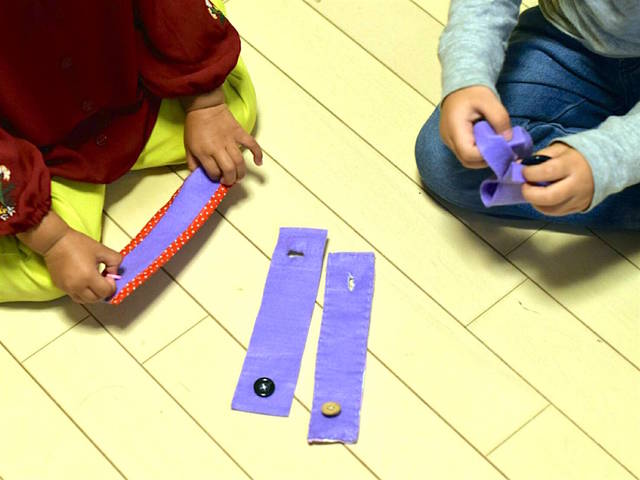 手作りおもちゃ ボタンつなぎ ボタン練習 保育