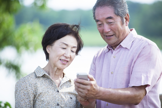 スマホ スタンド オールドマン スマートフォンストッパー おじいちゃん スマホスタンド スマホストッパー 置く グッズ 雑貨 おもしろい :雑貨屋ココウキ - 通販 - Yahoo!ショッピング