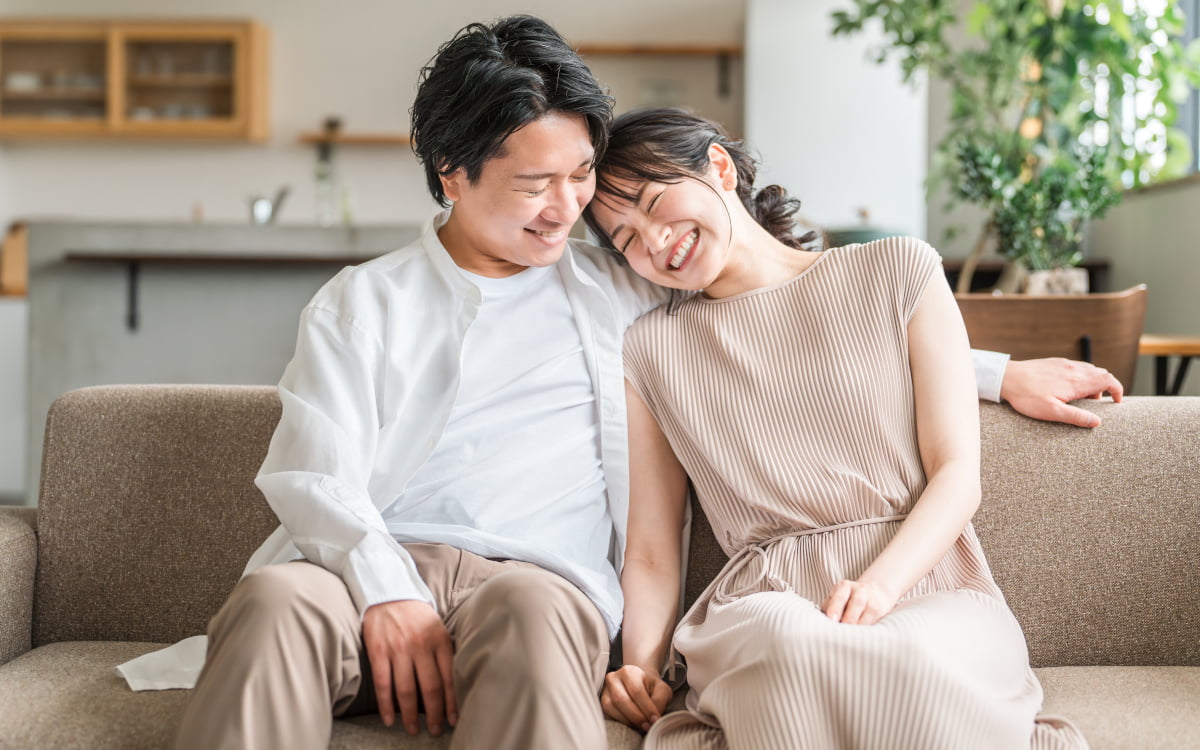 カフェでラブラブの若いカップルの写真素材FYI04934873ストックフォトの Qlean Market キュリンマーケット