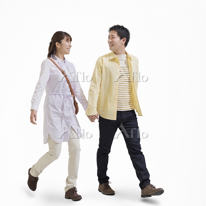 手を繋いで歩く子供たちの写真・画像素材-Snapmart スナップマート