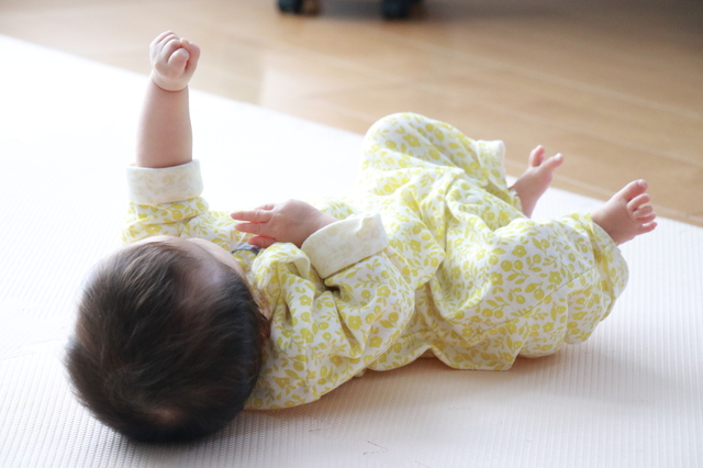 赤ちゃんが笑う秘密を解明！東京都世田谷区で学ぶ原始反射の重要性と発達のサポート方法東京でブレインジム-運動療育・発達支援・原始反射のことならジニアスラブへ