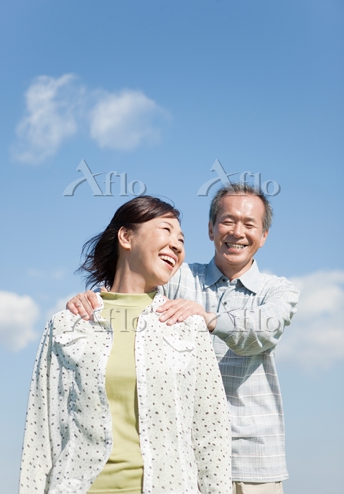 40歳過ぎの夫婦でも手を繋ぐかってポストを見て、50歳過ぎでも繋いでますってコメントしようとして、場違いかもと思って止めた 🫣💦ウチはヨメさんがアホなんじゃないかと思うぐらい、近所のスーパーへ買い物に行くだけでも、家の前に出た段階から手を繋いでくる