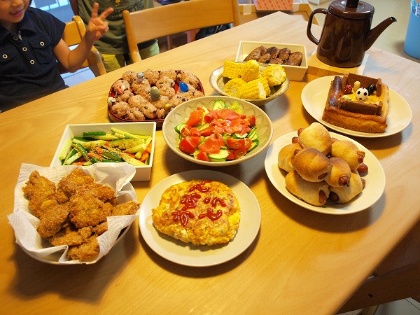 お誕生日ご飯もマリオ❗️❤️ 朝から作りっぱなしで、途中幼稚園迎えに行って帰ってからも作りっぱなしでした😊 ・ ☆クリボーのお稲荷さん マクロビ玄米☆はてなブロック卵焼き ☆ヨッシーの卵 ☆手作りハンバーガー ☆唐揚げ ☆手作りブロックチョコ ☆手作りマリオ