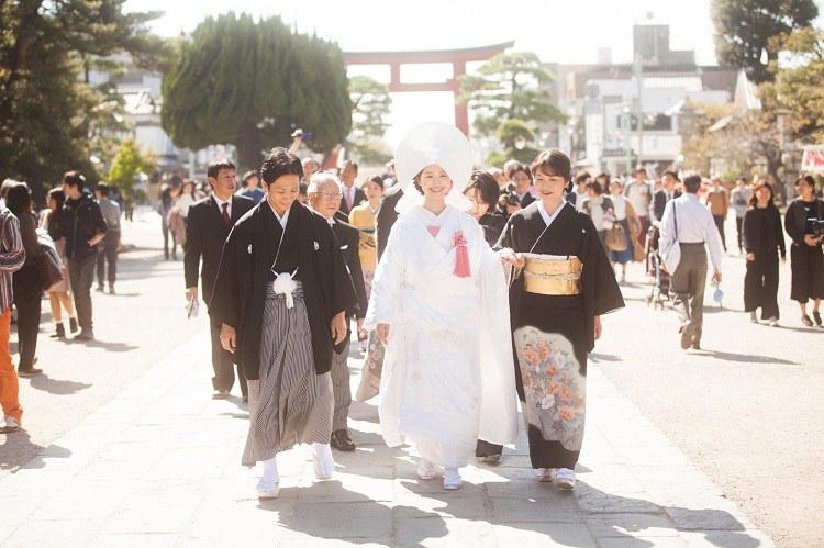 あじさい咲き誇る「鶴岡八幡宮」挙式＆列席者同士の「絆」を深める美食パーティ神奈川県逗子の結婚式場 シーサイド リビエラ葉山・湘南