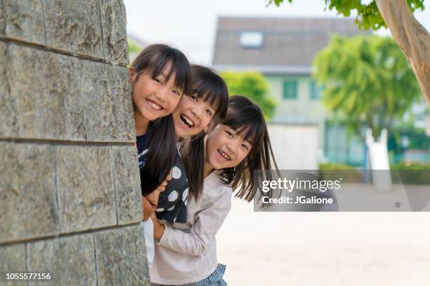 エレベーターで小学生姉弟がハグ→理由を聞くとマスクを忘れた子どもの対処法を描いた漫画に胸がぎゅっとなるねとらぼ