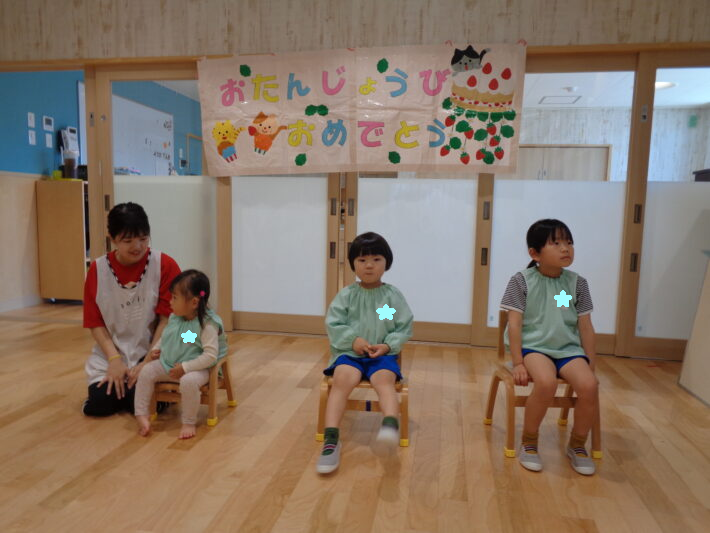 昨日、お誕生会がありました🎉 4月生まれのSちゃん、Aちゃん 当日欠席でした おめでとう‼︎ 保育士の出し物もみんな喜んでいました