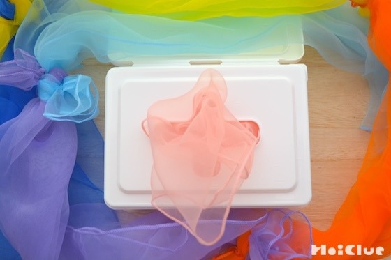 ⭐️100均おもちゃ⭐️ 0歳と言えば引っ張るおもちゃと 落とすおもちゃ！ 引っ張るおもちゃは色々作りました。 これは一番簡単な物。ダイソーのシェイカーに ダイソーのプラスチックチェーンを入れるだけ。 チェーンが出ないように端にカードリングを付けて作っている方