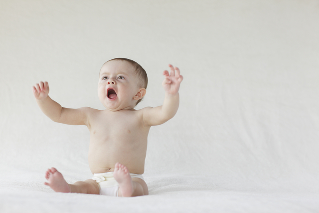 赤ちゃんの手のひらに指を入れるとしっかり握る手の握り反射や、口の中に指を入れると吸う吸啜反射、驚いたように手を開き、ひじを伸ばして両手を上げるモロー反射 、モロー反射はおふろに入れたときや、大きな物音を立母乳を早く、よこせ〜〜‼️