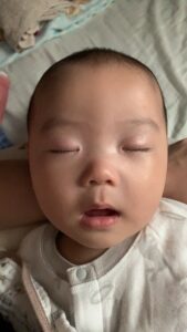 uiuichan05「娘のブーイングが止まらない😂」 先日、唇を震わせてブーをすることを覚えてからだんだんハマって連続でするようになりました🙄 唇を尖らせて不満そうな表情になるので まるでブーイングをしているみたいです😂どんどん強さも増していくので 飛んでいく