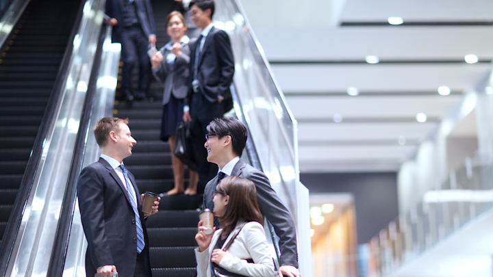 片思い・職場恋愛 同僚に片思い。仲良かったのに職場で避けられるように 仲直りするには？電話占いウラナ