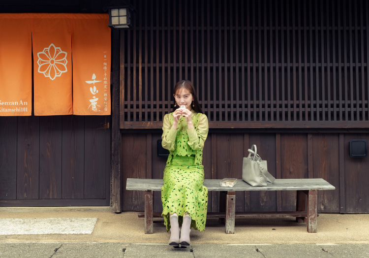 中村ゆり、笑顔満開の年末食事シーン披露「大好きなお姉様方と大笑いして過ごす年末」 - 芸能 : 日刊スポーツ