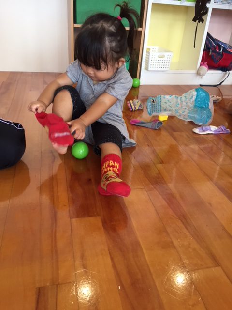 ひとりで.靴下を履く子供の写真素材81066738- PIXTA