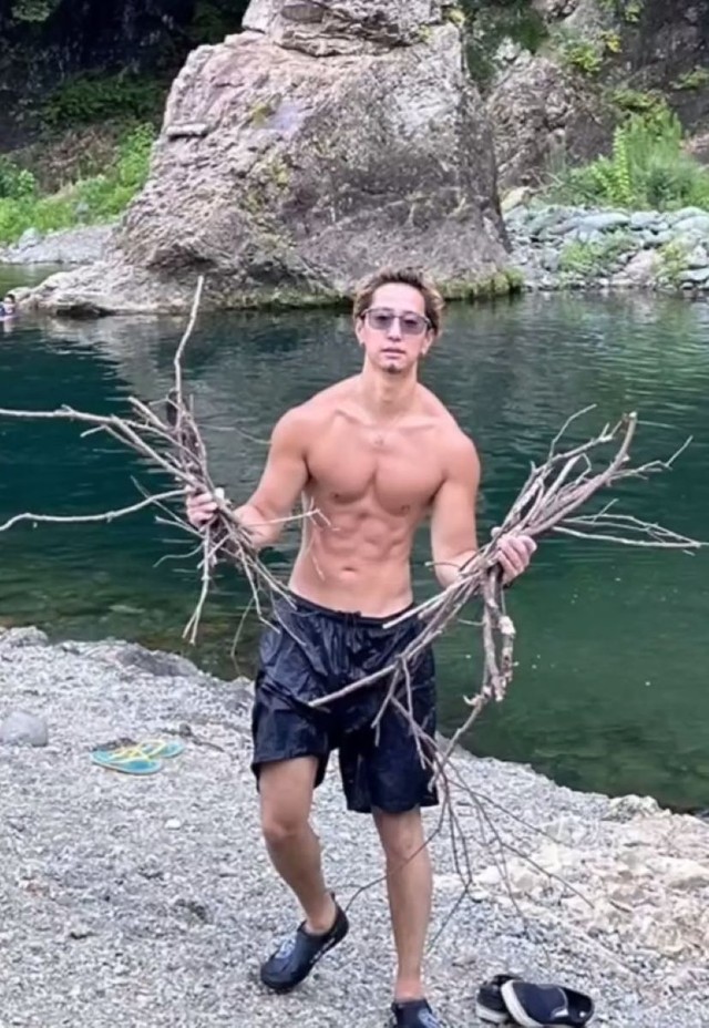 ムキムキだけじゃないぼくのきんにく からだはすごいよマッチョだと年末年始も大忙し💦 , 年末年始めちゃくちゃ食べました😋,でも、その分めちゃくちゃ餅つきしました💪, だから、全ての食べ物は筋肉になりました🔥, 発想の転換イェーイ👍, マッチョ家のおもしろ動画